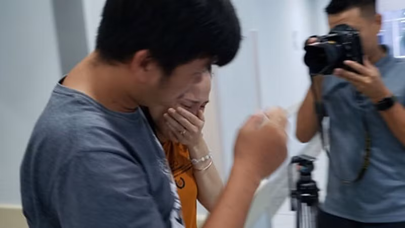 Bố mẹ hai bé song sinh xúc động khi hai con được đẩy vào phẫu thuật. Ảnh: PLO.