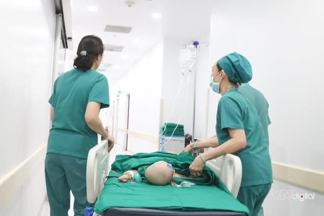 Các bác sĩ đẩy giường của 2 bé vào phòng phẫu thuật. Ảnh: VTV Digital.