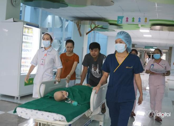 Tham gia tiến hành ca phẫu thuật tách dính là ê-kíp 100 nhân viên bao gồm hơn 60 y bác sĩ điều dưỡng và nhân viên Bệnh viện Nhi đồng Thành phố cùng gần 30 chuyên gia từ các bệnh viện và trung tâm lớn trên cả nước như Bệnh viện Nhi đồng 1, 2; Bệnh viện Chợ Rẫy, Chấn thương chỉnh hình, Bệnh viện Mắt, Bệnh viện Xuyên Á và Trường Đại học Y dược TP. Hồ Chí Minh. Ảnh: VTV Digital.