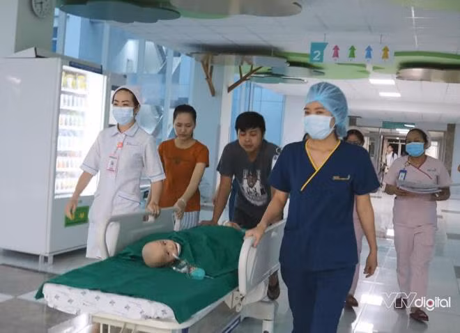 Tham gia tiến hành ca phẫu thuật tách dính là ê-kíp 100 nhân viên bao gồm hơn 60 y bác sĩ điều dưỡng và nhân viên Bệnh viện Nhi đồng Thành phố cùng gần 30 chuyên gia từ các bệnh viện và trung tâm lớn trên cả nước như Bệnh viện Nhi đồng 1, 2; Bệnh viện Chợ Rẫy, Chấn thương chỉnh hình, Bệnh viện Mắt, Bệnh viện Xuyên Á và Trường Đại học Y dược TP. Hồ Chí Minh. Ảnh: VTV Digital.