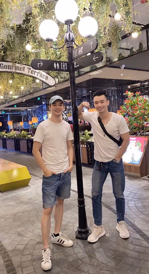 "Chú bộ đội" gây sốt Người ấy là ai (phải) trông cực kỳ trẻ trung với áo phông trắng và quần jeans năng động. Ảnh: FBNV. Video "Minh Hằng chia sẻ về phong cách thời trang". Nguồn: VTC.