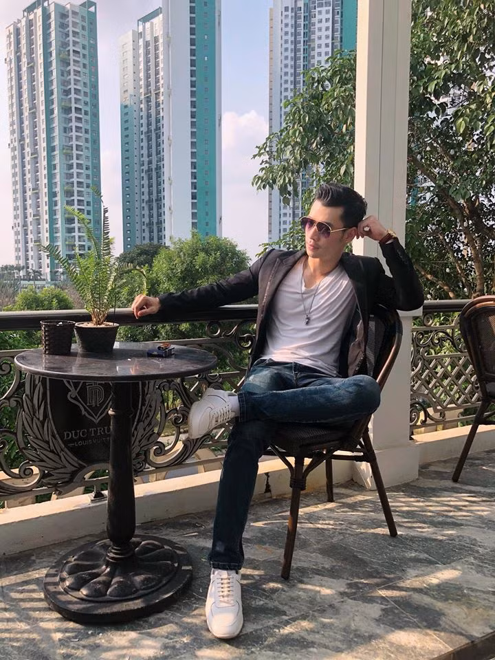 “Chú bộ đội" Nhật Linh ngoài đời cũng gây ấn tượng bởi gu ăn mặc cực chất và thời thượng.