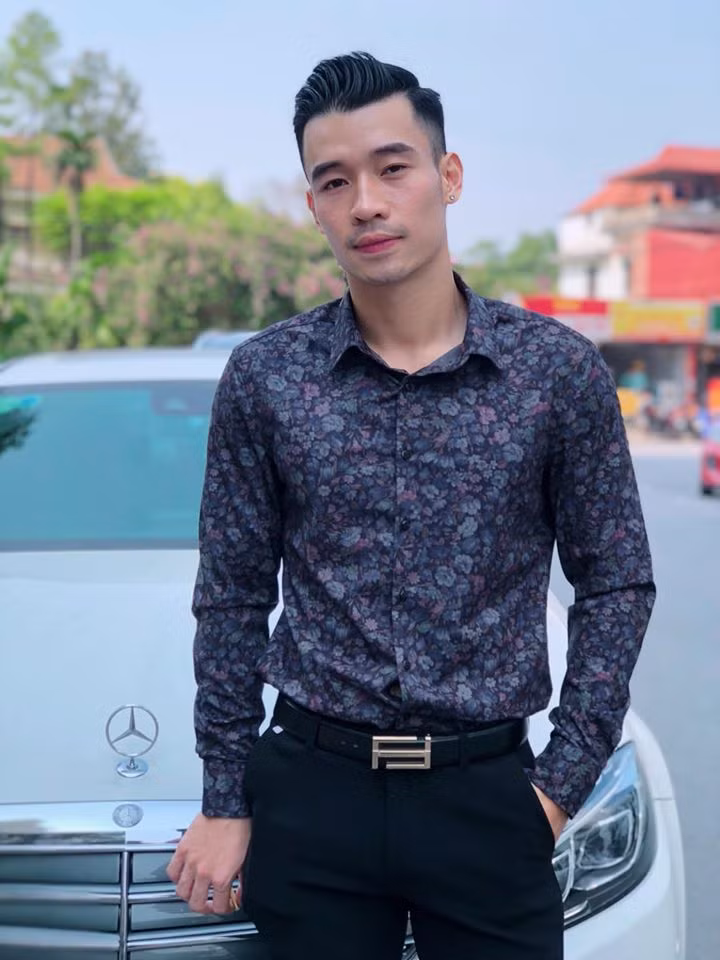 Khi rời quân phục, Nhật Linh thường chọn các trang phục lịch lãm như áo sơ mi và quần âu.