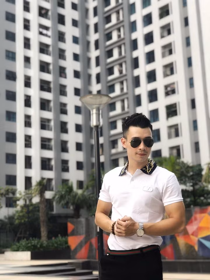 Nhật Linh trông rất ngầu dù chỉ mặc áo phông trắng phối cùng quần âu giản đơn.