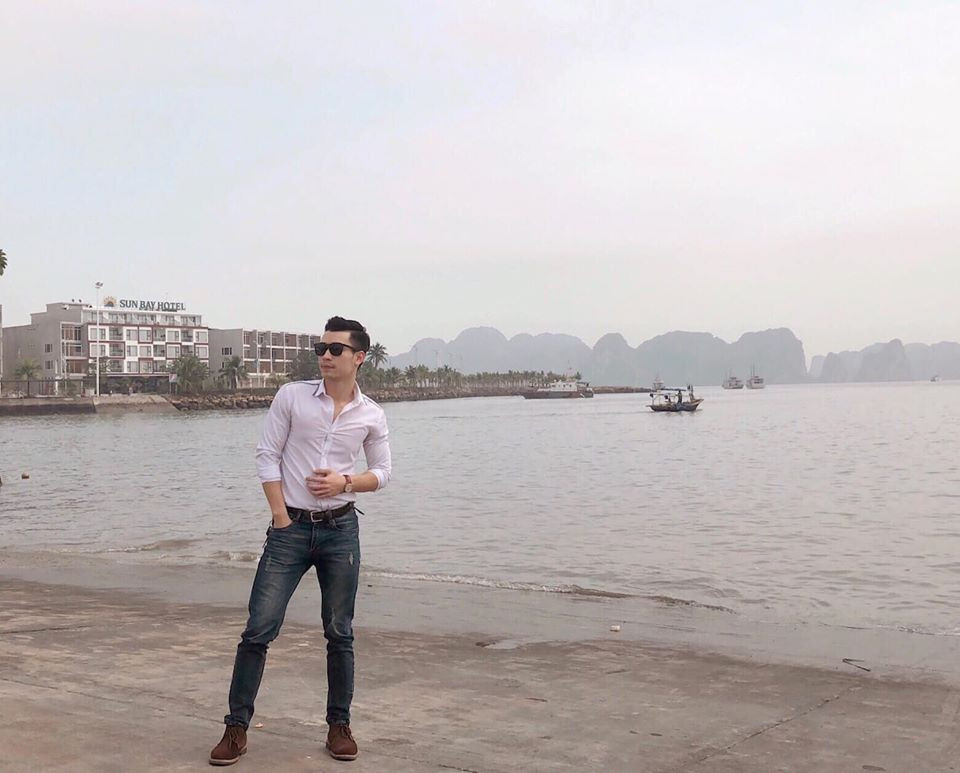 Dù chỉ phối áo sơ mi trắng đơn giản với quần jeans nhưng Nhật Linh vẫn toát lên nét nam tính và sành điệu.