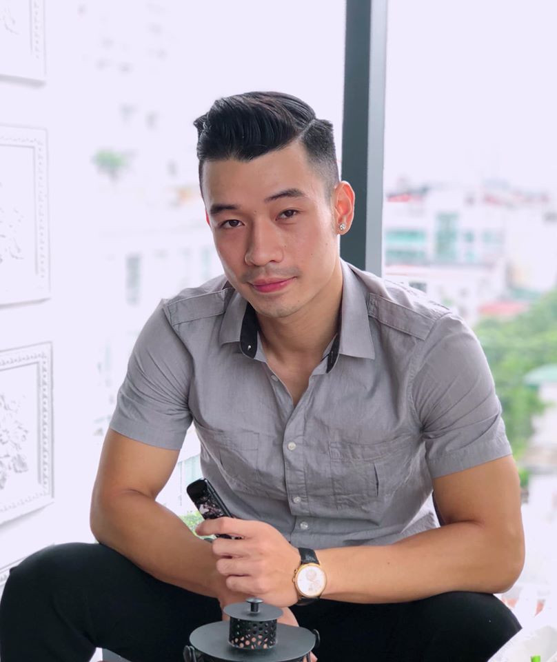 Anh chàng thường mặc các kiểu áo màu trung tính hoặc tối và tóc tai chỉnh chu.