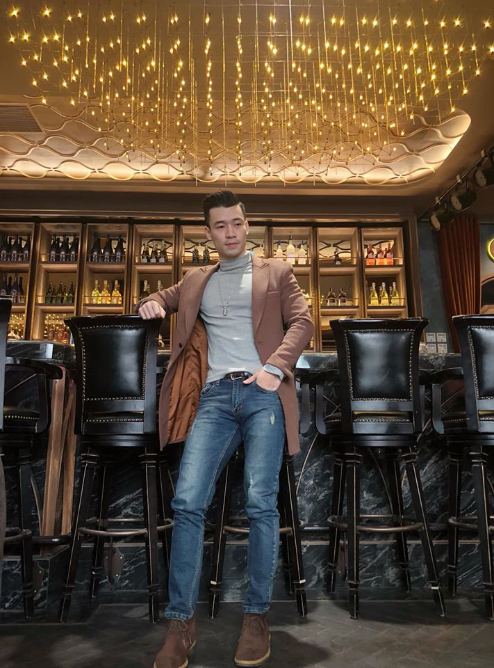 "Chú bộ đội" diện áo thun cao cổ phối cùng quần jeans và áo choàng dài trông đẹp trai như tài tử Hàn Quốc.