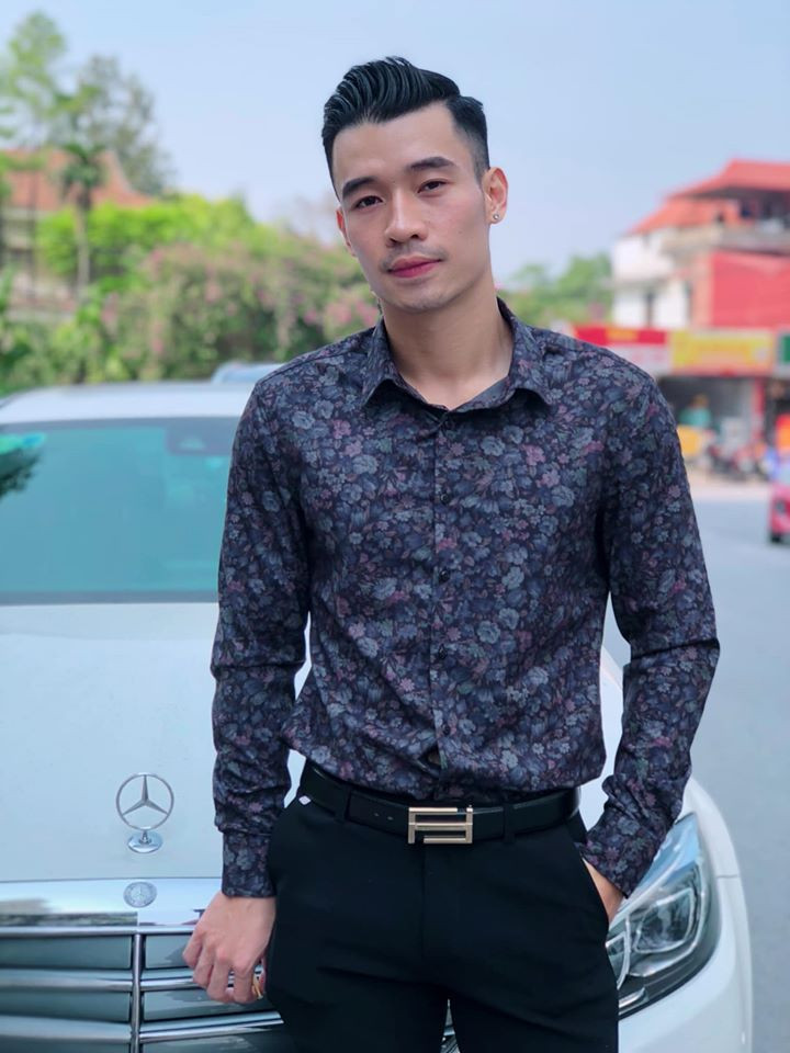 Khi rời quân phục, Nhật Linh thường chọn các trang phục lịch lãm như áo sơ mi và quần âu.