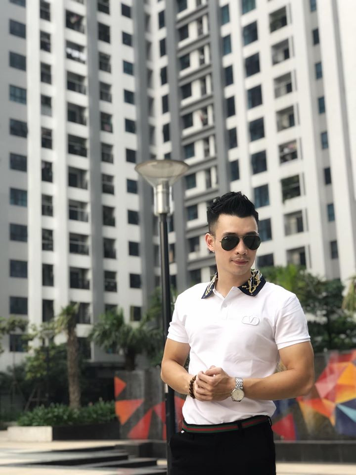 Nhật Linh trông rất ngầu dù chỉ mặc áo phông trắng phối cùng quần âu giản đơn.