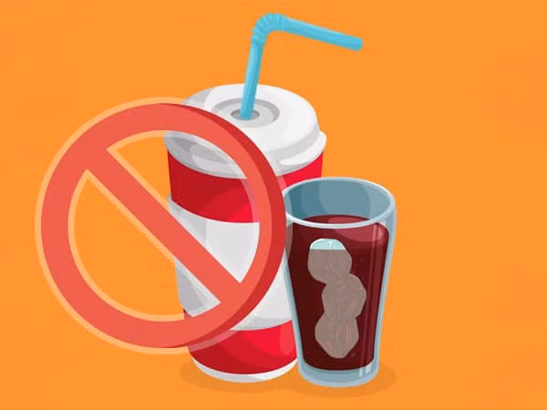 Giảm uống nước ngọt: Uống nước ngọt không phải là một ý hay nếu bạn muốn mình khỏe mạnh. Nghiên cứu cho thấy uống đồ uống chứa đường nhân tạo có thể gây đột quỵ hoặc suy giảm trí nhớ. Hãy thay nước ngọt bằng nước dừa hay nước ép trái cây tươi.