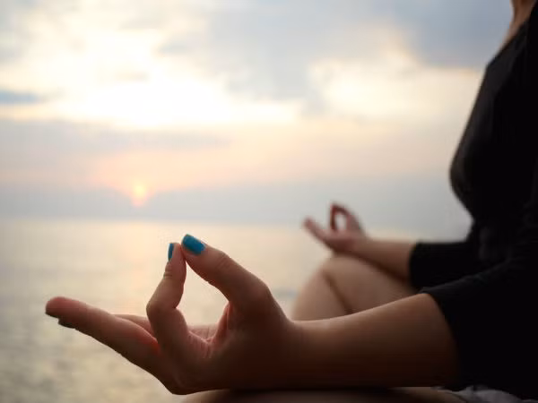 Thiền: Cách tốt nhất để đẩy lùi các suy nghĩ tiêu cực và đem lại năng lượng tích cực vào cuộc sống hằng ngày là thiền. Thiền giúp ta thư giãn, giảm căng thẳng, lo âu và hạ huyết áp. Hãy tập thiền 10 phút mỗi ngày để tăng cường sức khỏe tinh thần.