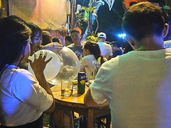 Co gai hit 35 trieu bong cuoi/dem: Than kinh anh huong the nao?