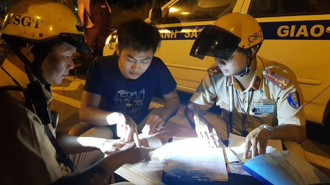 Tai xe vut ca o to bo chay khi canh sat kiem tra nong do con-Hinh-2