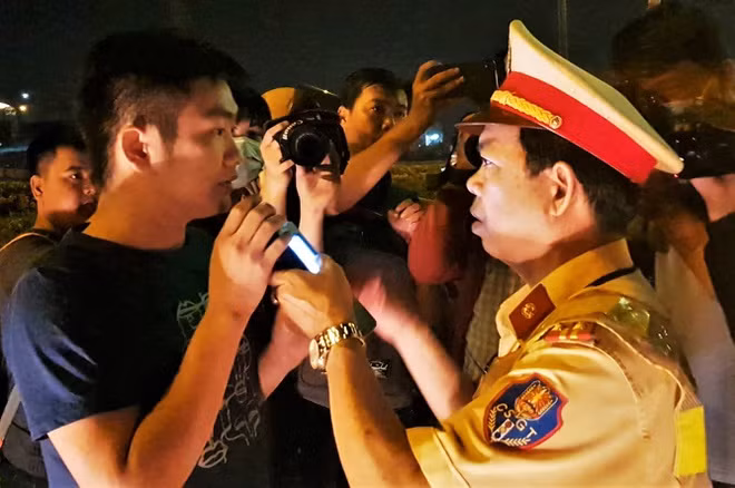 Tai xe vut ca o to bo chay khi canh sat kiem tra nong do con