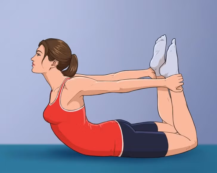 Tư thế cúi chào: Nằm sấp, hai chân gập, hai tay đưa về phía sau nắm lấy hai cổ chân, nâng cao người, tạo tư thế cánh cung. Giữ trong vài nhịp thở. Lặp lại động tác 10 lần.