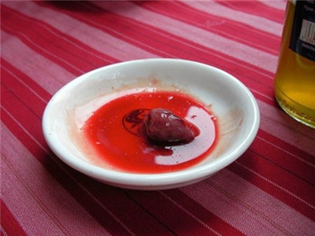 Tim rắn: Nhiều người cho rằng, sự oai phong của các loài rắn độc có quan hệ mật thiết tới khả năng sinh lý phái mạnh. Vì vậy, các loại rắn càng độc, càng hiếm thì càng được săn lùng ráo riết để buôn bán.