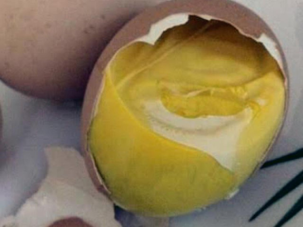 Việc tăng cường khả năng sinh lý nam giới như đồn thổi chưa biết thực hư thế nào nhưng khi quý ông tìm mọi cách để ăn trứng ung đã vô tình đưa mầm bệnh vào cơ thể và có nguy cơ nhiễm độc tiêu hóa rất cao. Phần lớn những người ăn trứng ung thường bị khó tiêu, nôn mửa, chướng bụng, tiêu chảy, đau bụng, có nhiều trường hợp gây ngộ độc cho sức khỏe. Ảnh: Internet. Mời độc giả theo dõi video "Chế biến món ngon từ nấm đông cô". Nguồn: VTC.