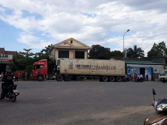Doi nam nu gap tai nan o Quang Tri, nguoi phu nu bi cuon vao gam xe tu vong