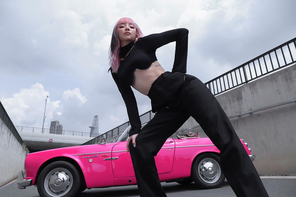 Phương pháp này có nghĩa là trong 8 tiếng liên tục trong ngày, Tóc Tiên sẽ tha hồ ăn những gì mình thích đến no bụng. Dù bụng vẫn chưa trống, cô nàng vẫn quyết định bổ sung thêm năng lượng nếu cảm thấy mình chỉ hơi đói. Và trong 16 tiếng tiếp theo của ngày, Tóc Tiên sẽ vận động để tiêu hao hết năng lượng đã nạp vào cơ thể đầy đủ trước đó.