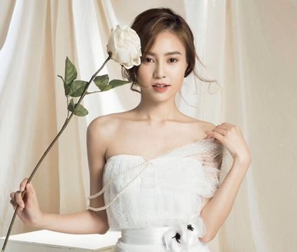 Tuy nhiên, giờ đây, Lan Ngọc đã dần lấy lại phong độ vóc dáng gợi cảm và quyến rũ nhờ việc ăn uống khoa học đầy đủ 3 bữa mỗi ngày và dùng nước trái cây, sữa đậu nành thanh lọc cơ thể... Nữ diễn viên "Gái già lắm chiêu" còn luyện tập EMS - phương pháp tập luyện bằng công nghệ để cải thiện sức khoẻ và vóc dáng.