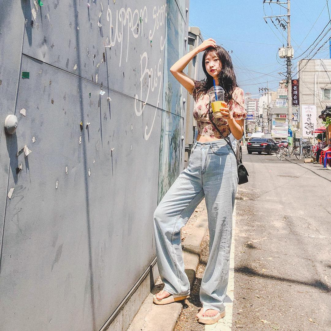 Ngoài ra, mỗi sáng Yura đều cân trọng lượng của mình. Thực tế, thời điểm bạn bước lên bàn cân là khoảnh khắc vô cùng hồi hộp thậm chí có thể ảnh hưởng xấu đến tâm trạng cả ngày nếu kết quả không như ý muốn. Mặc dù vậy, bạn nên cân để biết tiến triển của việc giảm cân và điều chỉnh lại thực đơn cũng như việc luyện tập.