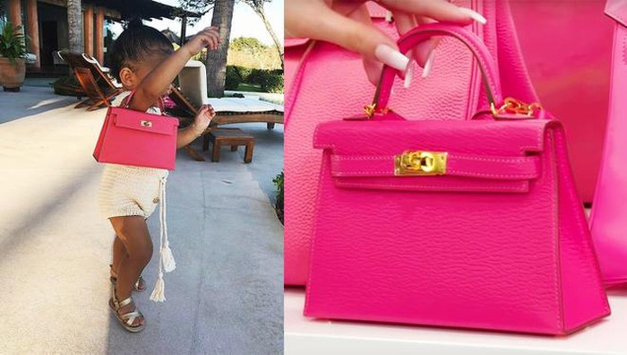 Khi vừa lên một tuổi, Stormi đã sở hữu túi xách Hermès Kelly phiên bản mini màu hồng đậm. Đây là quà của Kourtney Kardashian nhân dịp Giáng sinh.