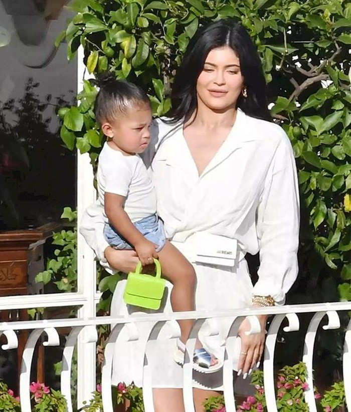Trong chuyến đi nghỉ mát trên du thuyền kỷ niệm sinh nhật lần thứ 22 của Kylie Jenner, Stormi được trông thấy cầm chiếc túi xách họa tiết da trăn màu xanh neon của Chanel.