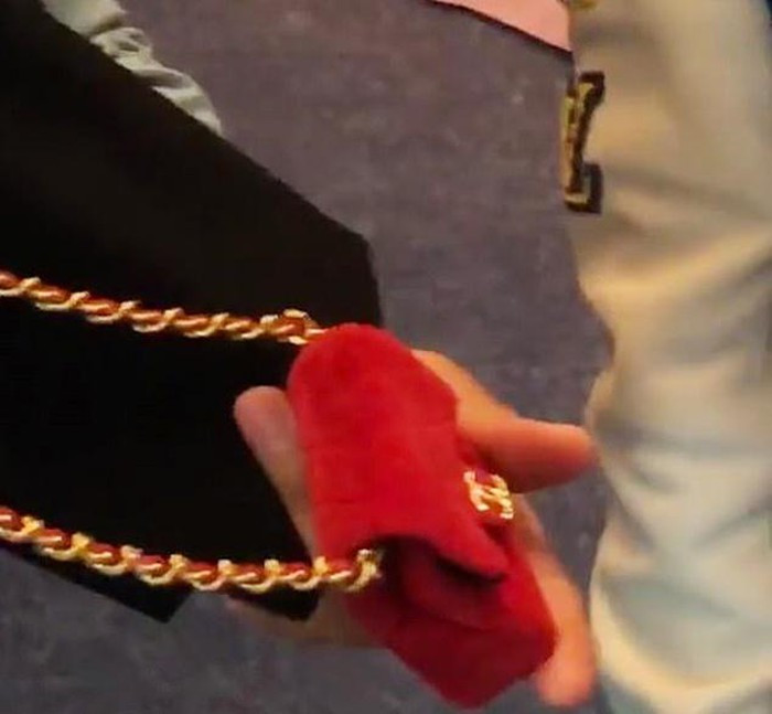 Stormi nhận món quà đặc biệt từ DJ Khaled - người bạn thân thiết của cha mẹ mình. Đó là chiếc túi Chanel màu đỏ nhân dịp sinh nhật một tuổi.