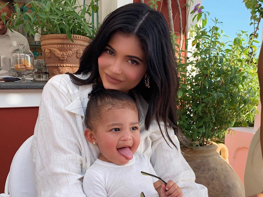 Từ khi được sinh ra, Stormi đã được mẹ mặc quần áo và dùng phụ kiện của các thương hiệu thời trang nổi tiếng như Fendy, Burberry… Nhóc tỳ nhà Jenner có cuộc sống sang chảnh của rich kid đích thực. Ảnh: Internet. Video "Minh Hằng chia sẻ về phong cách thời trang". Nguồn: VTC.