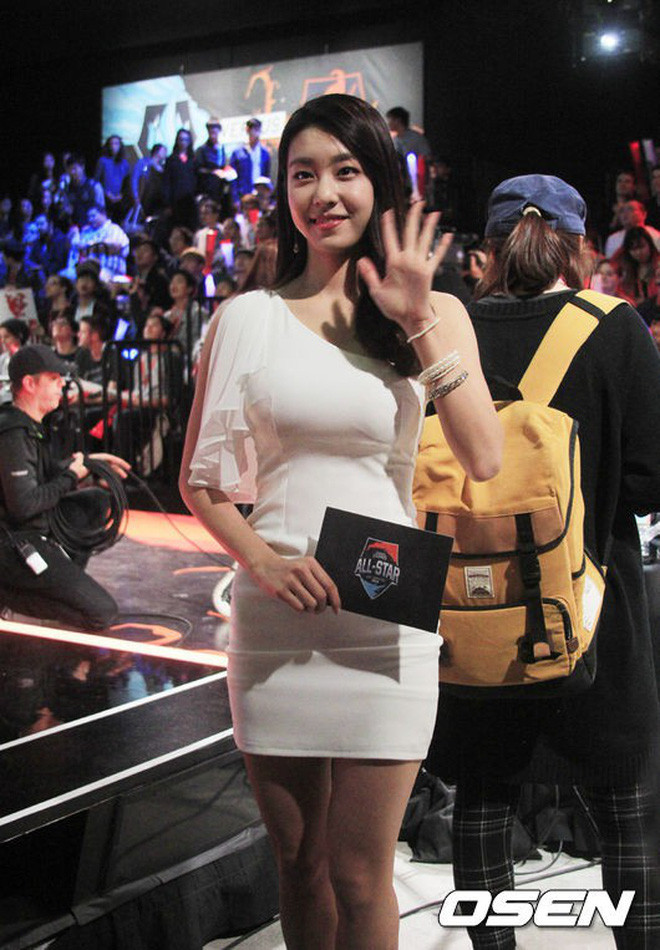 9X khoe vóc dáng quyến rũ trong kiểu đầm lệch vai.