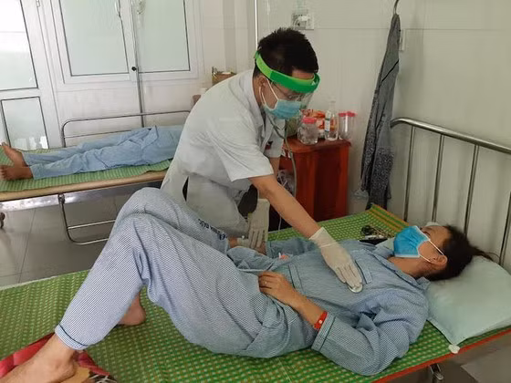 Them 3 nguoi Quang Nam nhap vien sau khi an pate Minh Chay