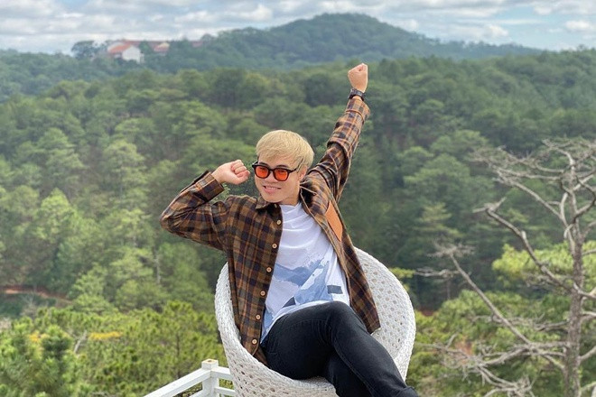 Mái tóc bạch kim của Văn Toàn nổi bật trên sân cỏ. Tiền đạo HAGL từng chia sẻ anh cảm thấy tự tin hơn khi ra sân với màu tóc sáng.