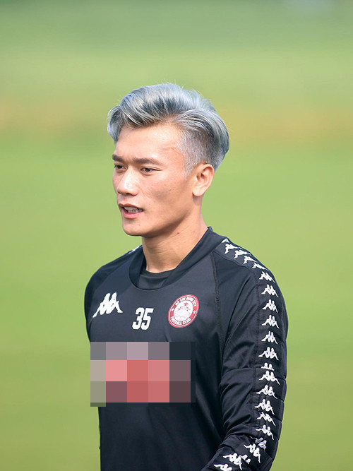 Thủ môn sinh năm 1997 nhìn khá nổi bật và khác lạ so với trước khi đổi màu tóc. Anh cho biết đã suy nghĩ kỹ trước khi quyết định và chọn một cửa hàng theo phong cách Hàn Quốc để đặt trọn niềm tin.