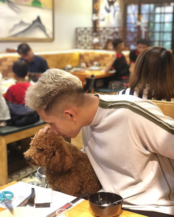 Nguyễn Phong Hồng Duy là một trong những cầu thủ yêu thích hình ảnh nổi bật trên sân cỏ. Nam cầu thủ cũng từng thu hút với gam màu tóc bạch kim nổi bật.