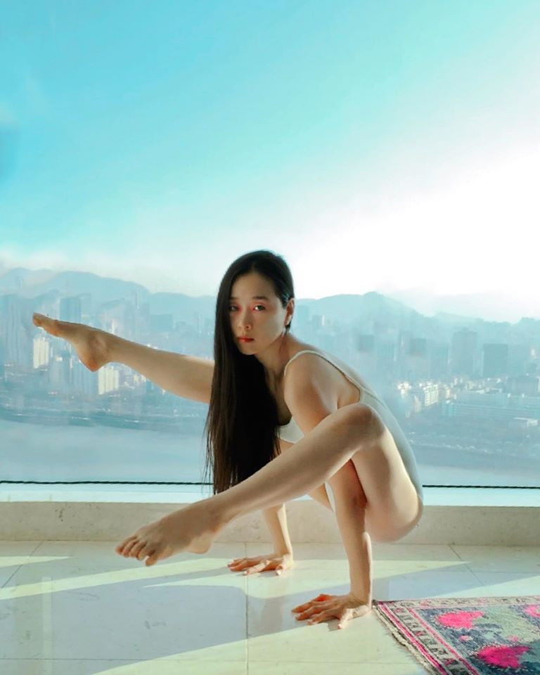 Cô giáo yoga này thường quay và chụp lại hình ảnh cô tập luyện rồi đăng lên Instagram cá nhân.