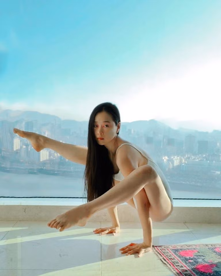 Cô giáo yoga này thường quay và chụp lại hình ảnh cô tập luyện rồi đăng lên Instagram cá nhân.