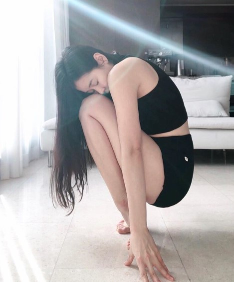 Để có bức ảnh tập yoga đẹp, cô lựa chọn bối cảnh và trang phục quyến rũ, khoe đường cong gợi cảm. 