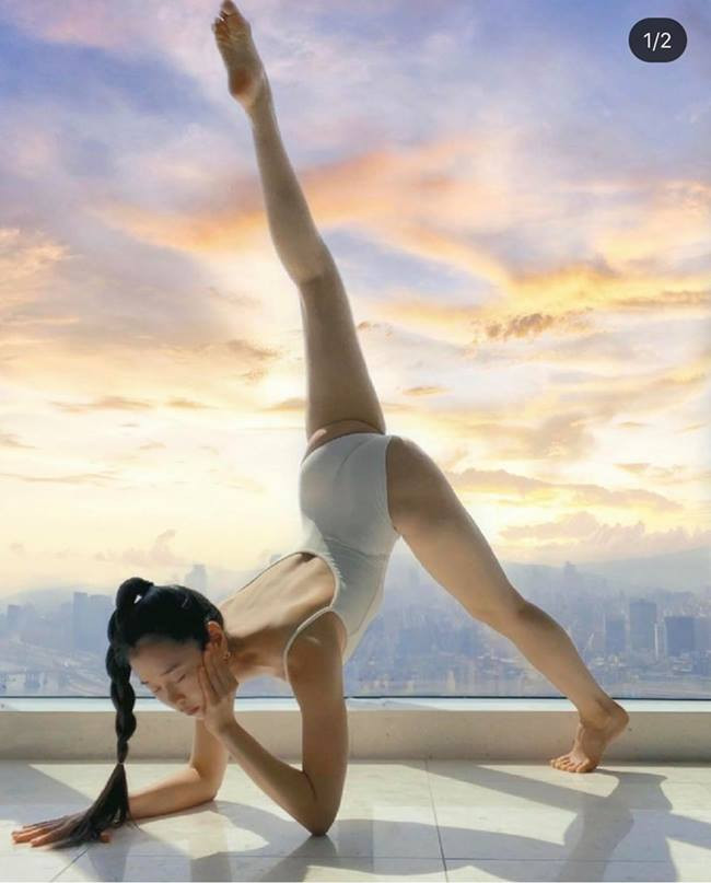 Ngoài kinh nghiệm tập yoga, cô còn thu hút đông đảo người theo dõi bởi dung mạo xinh đẹp và kỹ năng tập luyện đỉnh cao.