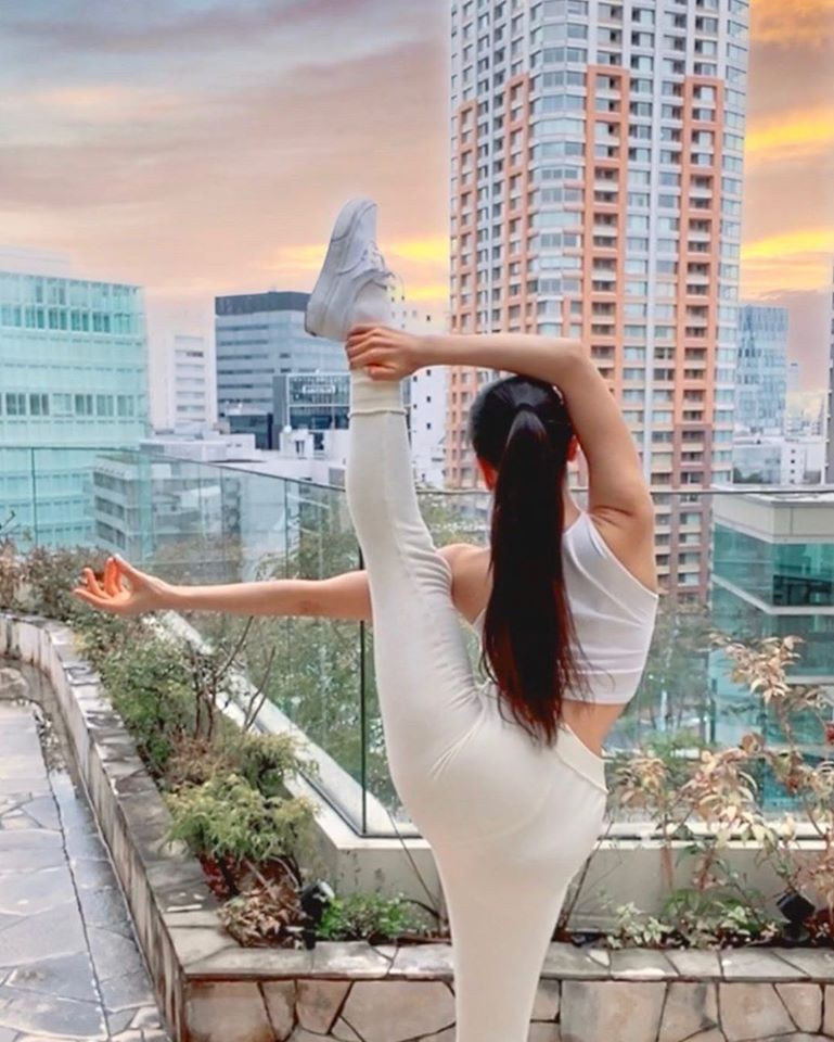 Sự kết hợp giữa khuôn mặt xinh đẹp và thân hình gợi cảm của cô gái khiến rất nhiều chàng trai “mê mẩn”. Ảnh: IG, FB. Video "Bí quyết làm đẹp của sao Việt". Nguồn: VTC.