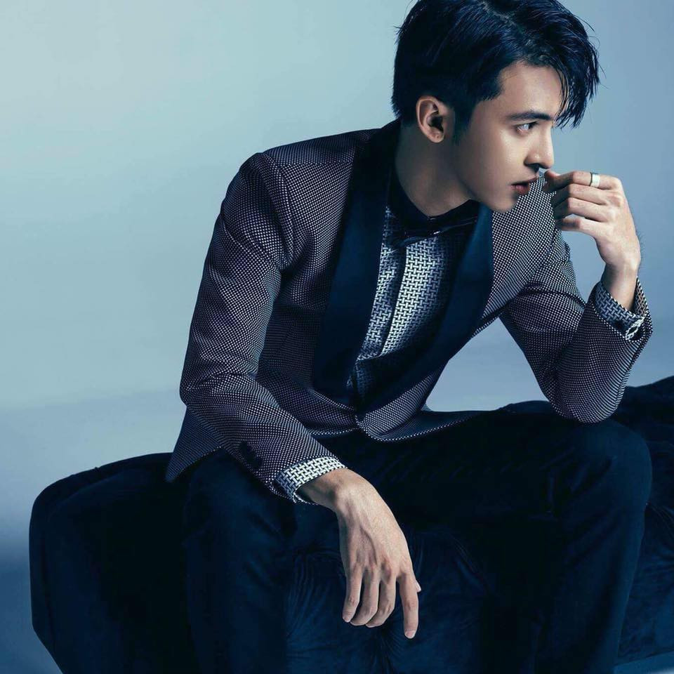 Có lúc, Công Dương diện vest khá nam tính và phong cách.