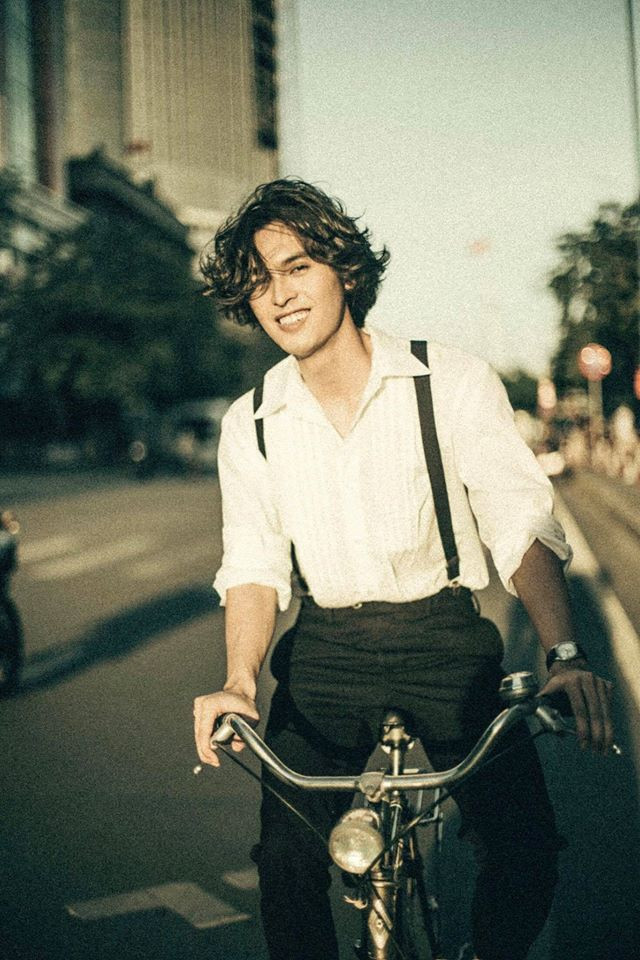 Ngoài nghề chính là diễn viên, Công Dương còn thường xuyên nhận các hợp đồng làm người mẫu thời trang. Anh hay thực hiện các bộ ảnh thời trang theo phong cách vintage. Ảnh: FB, Internet. Video "Minh Hằng chia sẻ về phong cách thời trang". Nguồn: VTC.