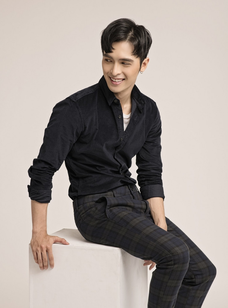 Đen-trắng là hai gam màu trang phục thường xuyên xuất hiện trong tủ đồ của Công Dương.