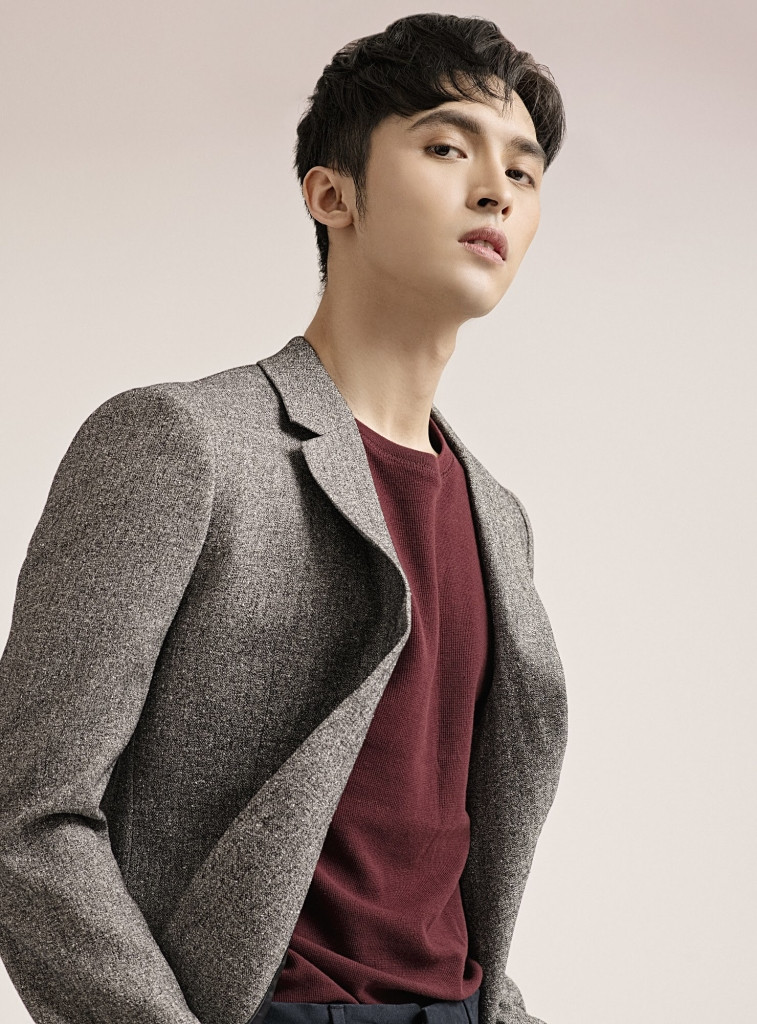 Công Dương ăn mặc đơn giản nhưng vẫn toát lên thần thái cực nam tính và sành điệu.