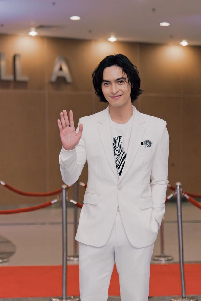 "Lâm" của Nhà trọ Balanha hóa chàng lãng tử khi diện cả cây vest trắng.