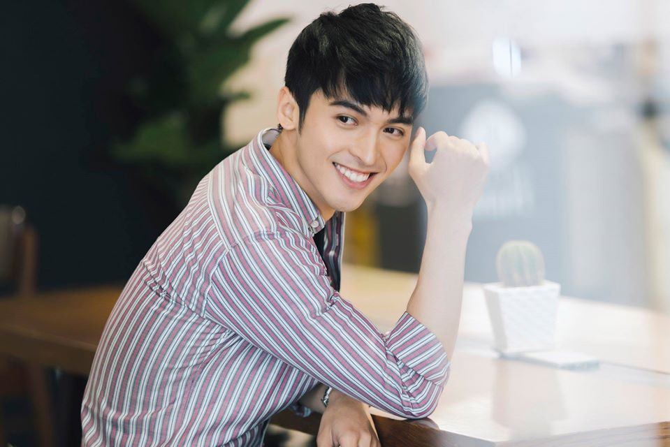 Trước đây, hot boy lai Thái theo đuổi gu thời trang đơn giản, thanh lịch. Anh thường chọn những tông màu nhã nhặn.