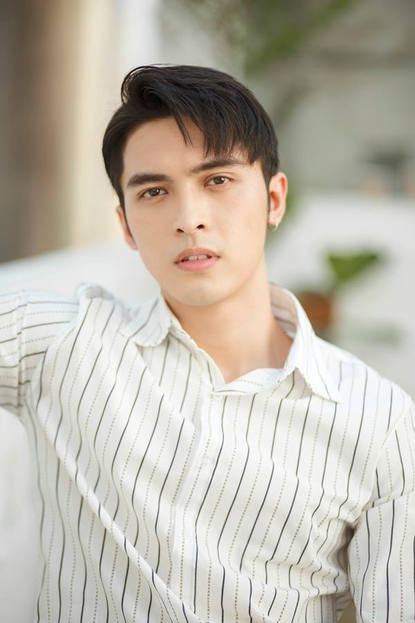 Anh chàng trông điển trai với chiếc áo sơ mi kẻ trắng đen.