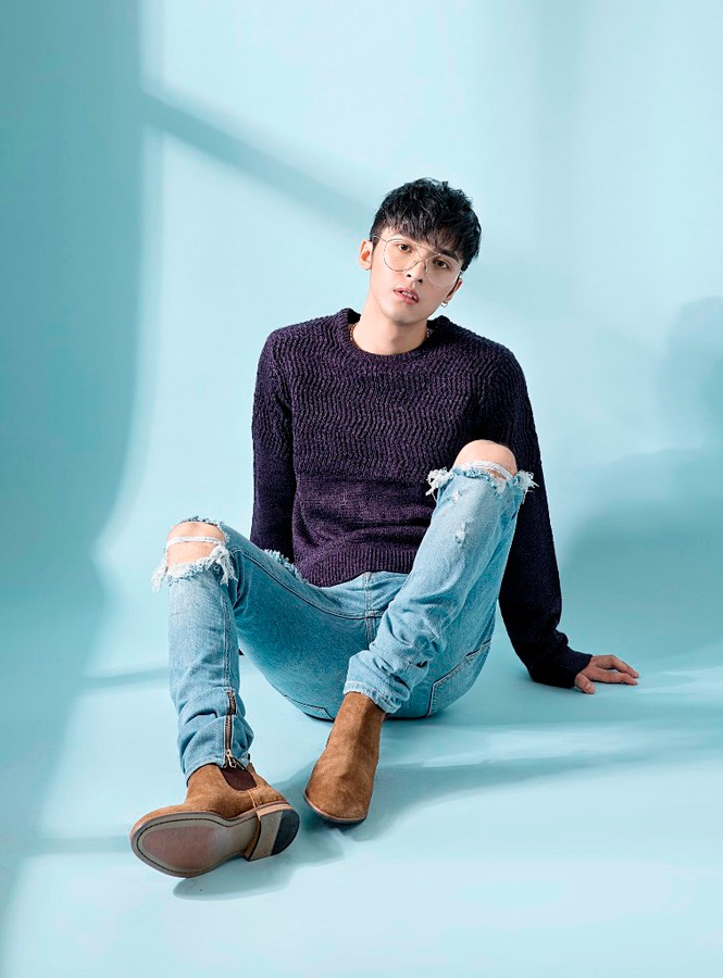 Anh chàng cũng trẻ trung với áo thun phối cùng quần jean rách gối.