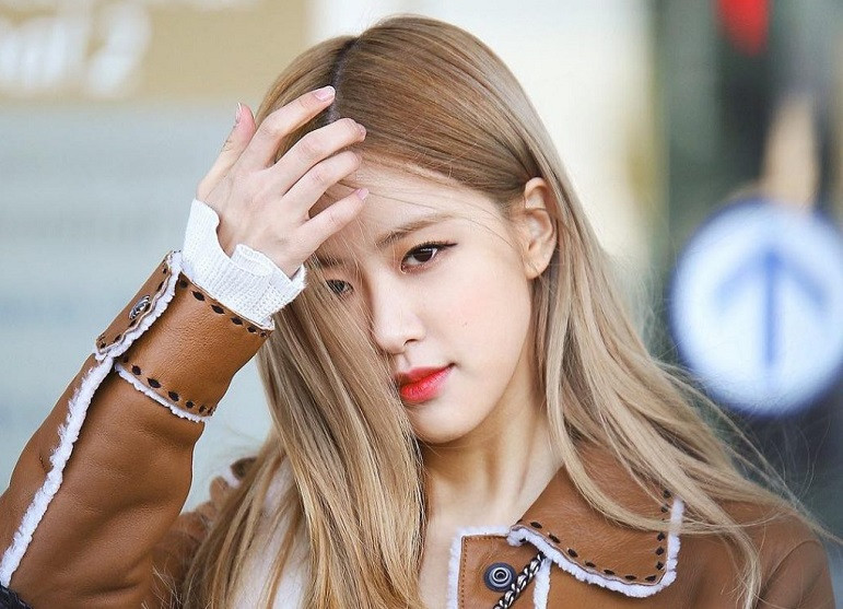 Sau khi mặt sạch tất cả các lớp trang điểm và bụi bẩn, cô nàng thoa toner để làn da được sạch sâu và cảm thấy tươi hơn. Bạn có thể ngay lập tức thoa nó lên mặt bằng tay hoặc bằng cách đắp bông lên mặt và để yên trong khoảng 15- 20 phút.