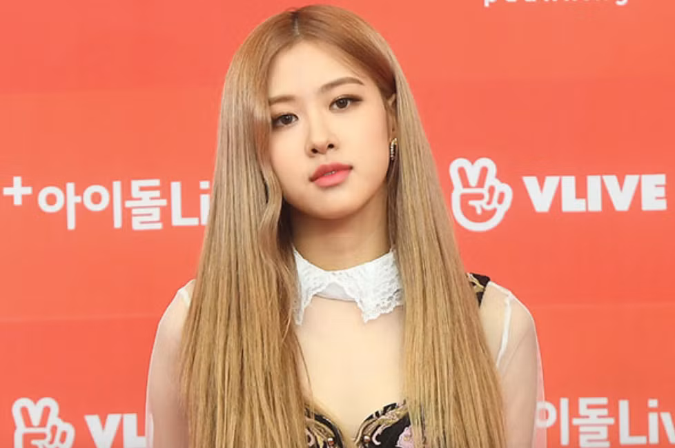 Làn da của Rosé được đánh giá là khá hoàn hảo với sự căng mướt, mịn màng mà ai cũng ao ước. Nếu không để ý đến một quầng thâm nhỏ ở mắt thì cô nàng hẳn sẽ được 10/10 điểm về độ hoàn hảo của làn da. Ảnh: Internet. Video "Bí quyết làm đẹp của sao Việt". Nguồn: VTC.