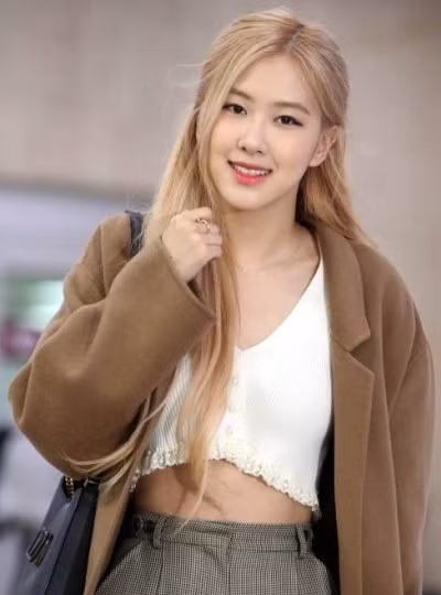 Một thành viên Blackpink từng nhận xét rằng khuôn mặt của Rose trông đẹp nhất ngay cả khi không trang điểm bởi vì cô ấy có làn da như em bé.